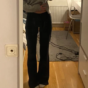 Kostymbyxor låga utsvängda - Snygga lågmidjade kostymbyxor från h&m.