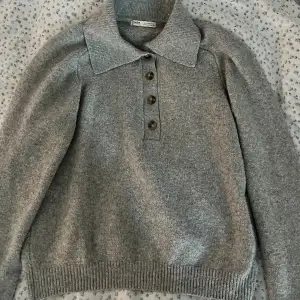 En grå tröja från Pull and Bear. Knappast använd 