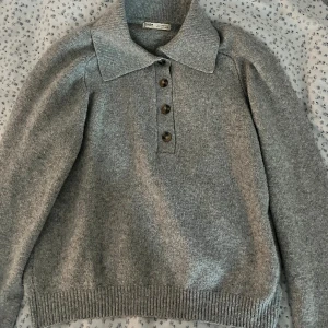 Grå tröja  - En grå tröja från Pull and Bear. Knappast använd 