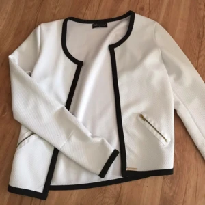 Kate kavaj svart/vit /guld 34/36 - Snygg kavaj jacka storlek 34/36 står stl L men den har krympt i tvätten till 34/36