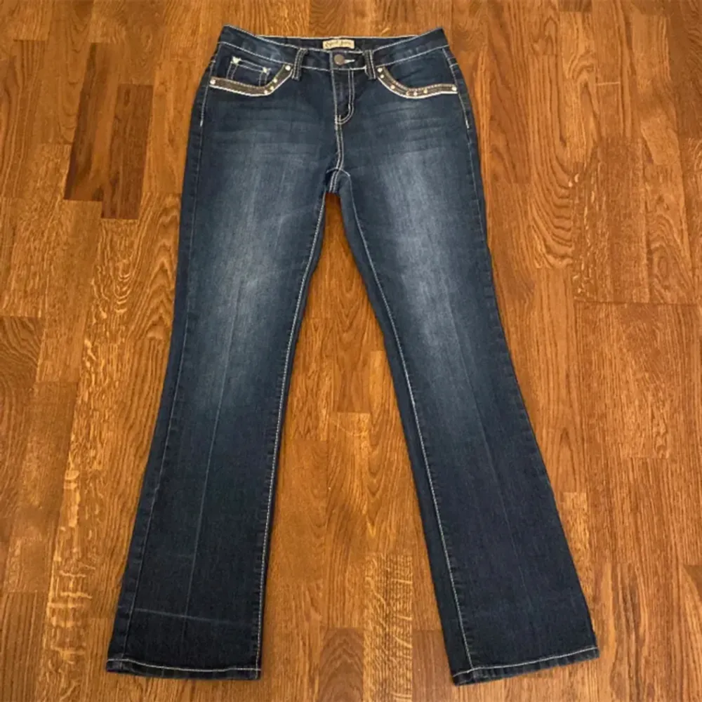 🤍Ett par supersnygga lågmidjade Earl Jean jeans med kors på bakfickorna. Byxorna är i bootcut och har Midjemått: 38cm rakt över och innerbenslängd: 78cm🤍. Jeans & Byxor.