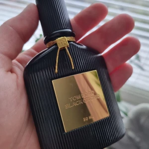 Tom Ford Black Orchid 30ml - Lyxig, kryddig doft säljs i mycket bra skick!(dock utan original förpackning) Endast testad skulle säga 97-100% kvarstår! Säljs pga kom aldrig till användning Doftnoter: Patchouli Rökelse Vanilj Sandelträ Tryffel Ylang Ylang Bergamot Svart vinbär