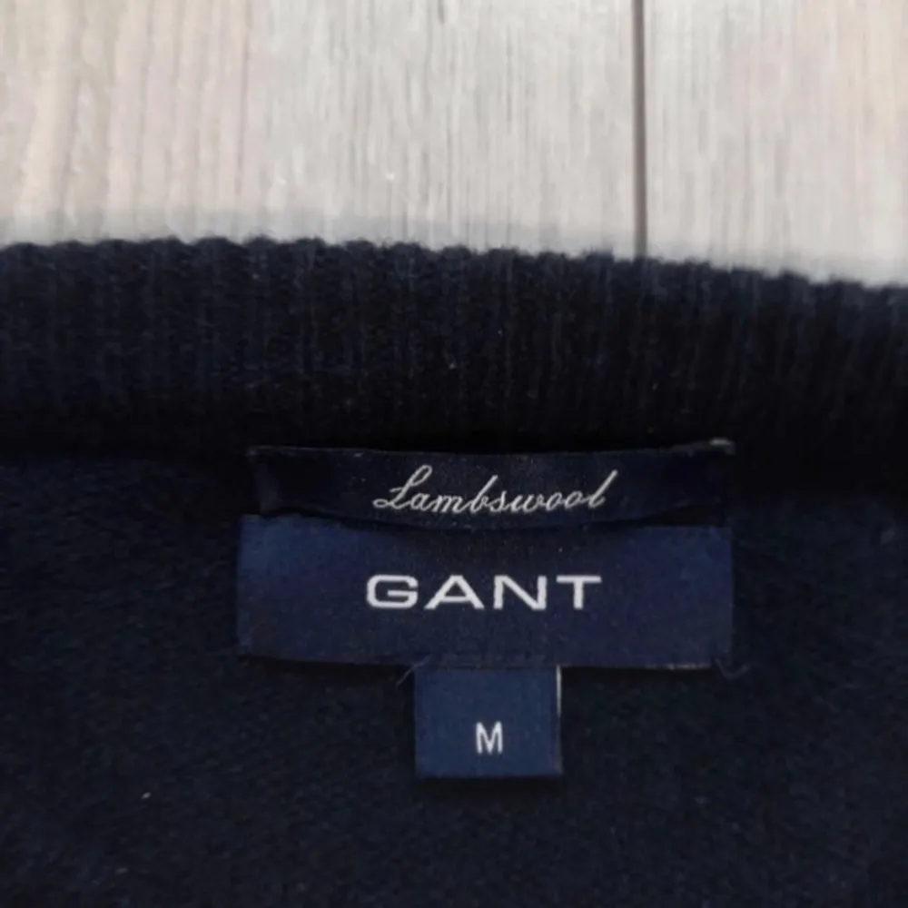 Mörblå stickad tröja från Gant, 100% ull Perfekt skick, som ny storlek medium. Stickat.