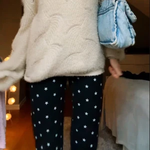 Byxor med stjärnor  - Säljer dessa asballa och unika byxor med stjärnor på!! Jag är ca 172!!!🖤🖤🖤