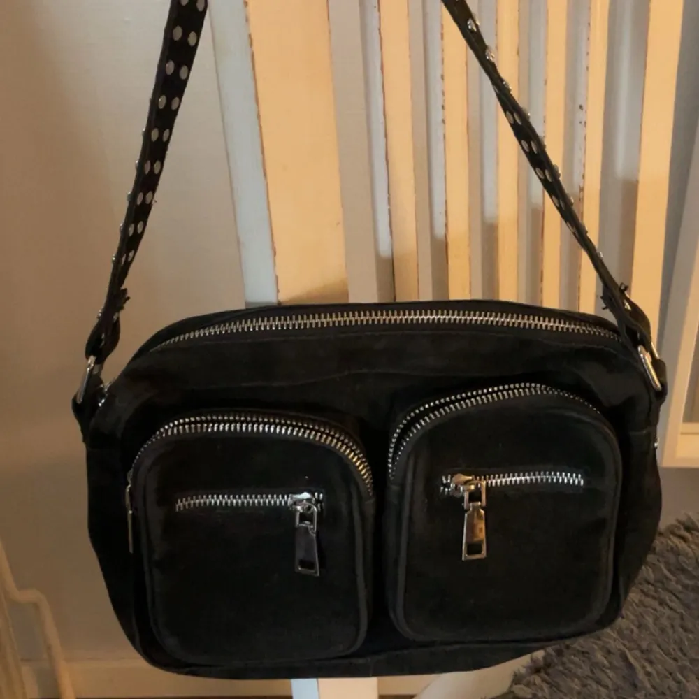 super snygg svart noella väska som inte längre tyvärr kommer till användning ⭐️⭐️fråga på om du vill ha fler bilder eller har några funderingar 💓💓. Väskor.