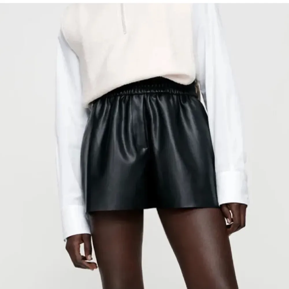 Skinnshorts från zara! Storlek 36. Jeans & Byxor.