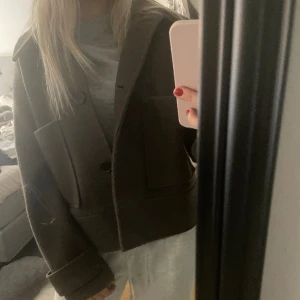 Kappa - Jättefin kort kappa perfekt till våren! Lite nopprig annars i fint skick 🤎🤎 Nypris 900 kr