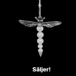 Skit snyggt Maria Nilsdotter örhänge ”dragonfly earing” i silver, inte använt så ofta säljer just därför också! Skriv för flera bilder/frågor!! [Ordn. Pris 2795]