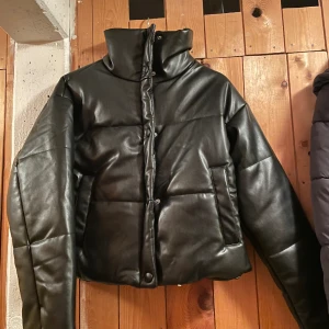 Puffjacka i skinn - Oanvänd puffig jacka i skinn från nakd, storlek 32
