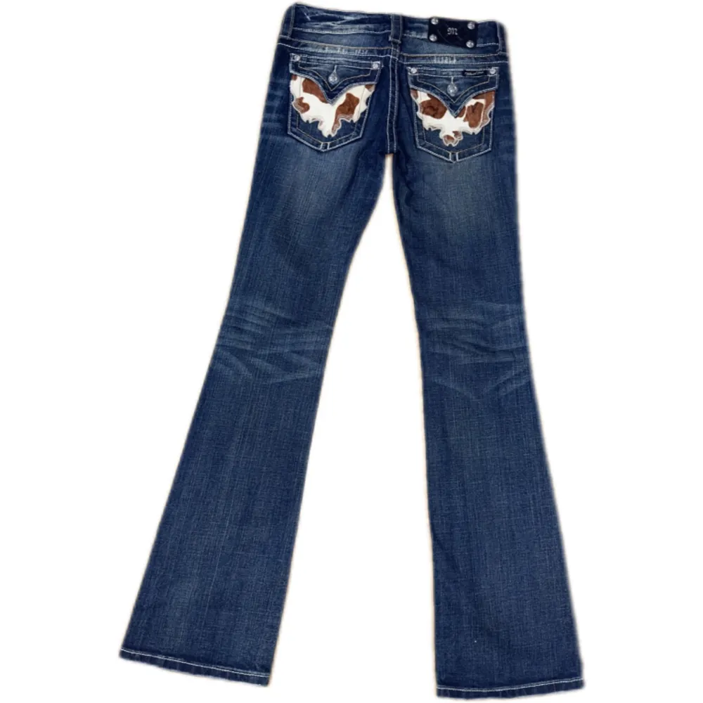 Miss Me jeans i modellen ”JW4292B8/boot” midjemåttet rakt över är 39cm. Ytterbenet 107cm och innerbenet 85cm. Jeansen är som nya. Kontakta vid intresse!. Jeans & Byxor.