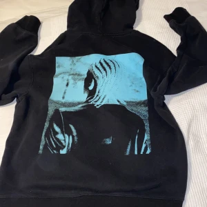 Hoodie - As snygg hoodie med stort märke på ryggen. 