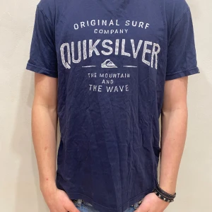 T-Shirt Quicksilver  - T-Shirt Tommy Hilfiger  Modell: 184cm & väger 73kg Storlek: M Skick: 8/10 Allmänt Använd lite urtvättad  Material: Bomull  Skriv om ni har frågor! 