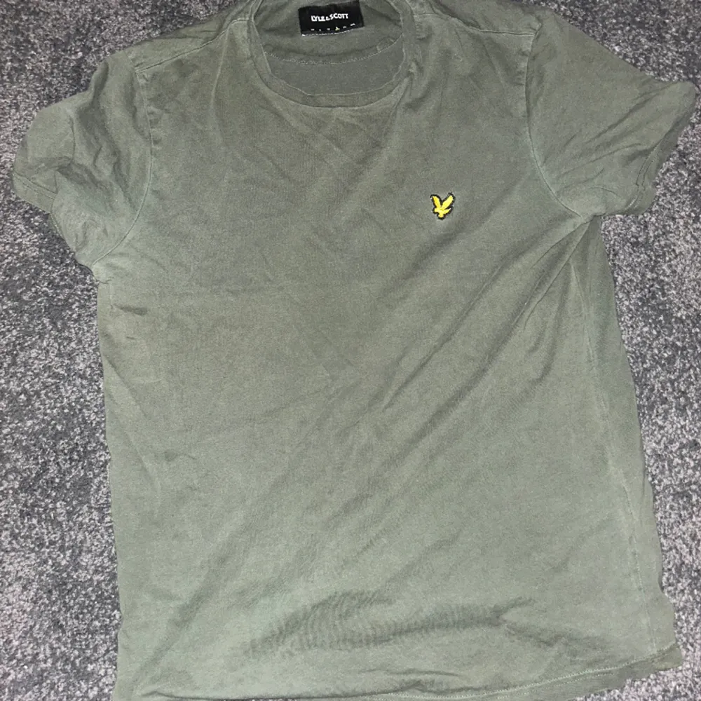 En grön lyle & scott t-shitt i Strl L. T-shirts.