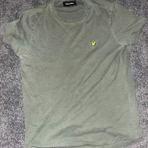 En grön lyle & scott t-shitt i Strl L