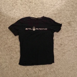 Sail racing T-shirt - Säljer denna t-shirten för att den har legat i min gaderob i typ ett år nu utan att komma till användning. Ganska fint skick lite skrynklig bara