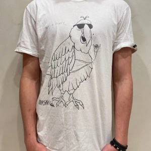 T-Shirt Quicksilver  - T-Shirt Quicksilver  Modell: 184cm & väger 73kg Storlek: S Skick: 9/10 Allmänt Använd  Material: Bomull  Skriv om ni har frågor! 