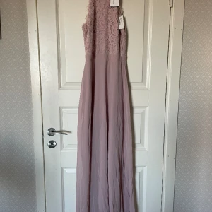 Balklänning - En jätte fin balklänning i en smutsrosa färg med en öppen rygg. Den har aldrig kommit till användning, prislapp är kvar!  Pris kan diskuteras💗