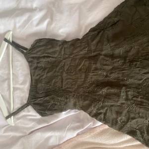 Supersöt klänning 🤎 - Så fin brun klänning med detaljer. Har verkligen en perfekt passform o ger midja!! Den har så fina detaljer och passar nog xs-s bäst! Tror den är från hm!