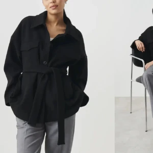 Svart kappa  - Säljer denna svarta kappan i XS från Gina tricot! Köpt hösten 2022 (finns inte kvar i butik) använt ett fåtal gånger, säljer pågrund av att den inte kommit till användning. Pris: 250kr + frakt. Nypris:599kr! Kontakta gärna för fler bilder💕