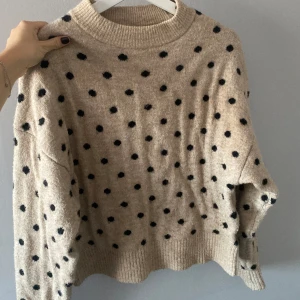 Söt stickad - Stickad tröja med prickar! Super tjock o varmt material! Så gosig! Storlek är mellan xs-m! Från hm! Beige med svarta prickar!🤍🤍