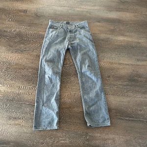 MONTÉN JEANS - Skriv innan köp!! Bra skick!  Snygga jeans som lägger sig bra över skorna.  