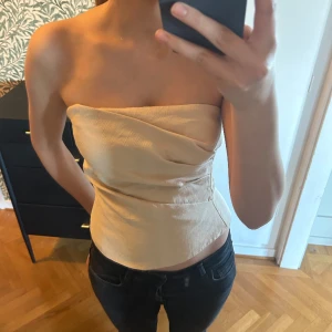 Fest topp - Säljer denna skit snygga toppen. Perfekt till sommaren och fester. Väldigt fint skick!