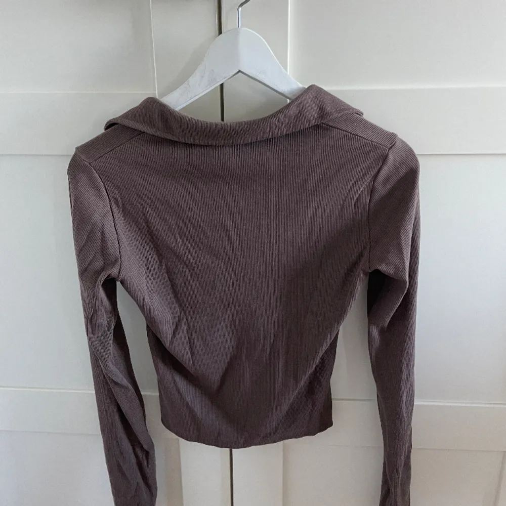 En brun tröja som tyvärr blivit för liten, jätte fin färg och detaljer💗. Tröjor & Koftor.