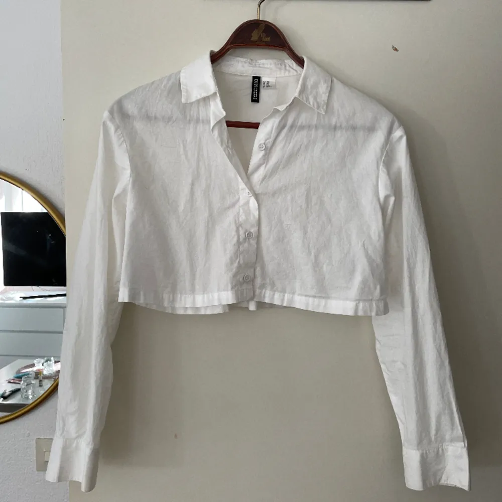 fin vit skjorta i kort modell, strl xs, fint skick🩶. Skjortor.