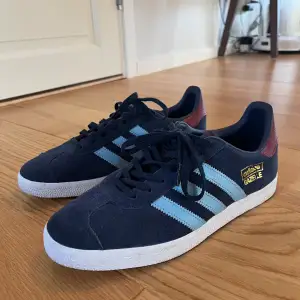 Adidas Gazelle i storlek 41 1/3 Skorna är använda ett fåtal gånger och är i nyskick. Säljes pga köpt för liten storlek.