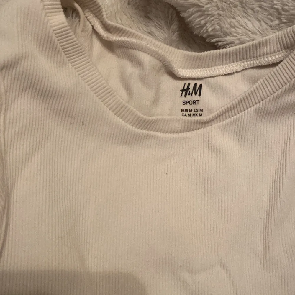 Vit tränings topp från h&m sport, använd Max 1-2 gånger . Toppar.