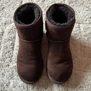 Bruna uggs - Säljer dessa snygga Uggs pågrund av att jag köpt andra som jag älskar. Dom är använda ett par gånger men är i gott skick och lika snygga.😍😍
