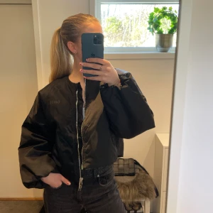 Ganni jacka - Såå cool jacka från Ganni🖤Den kommer tyvärr inte till användning men den är så så snygg😍Jätte bra skick och använd enbart några gånger. Nypris: 4000 kr