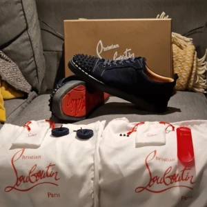 SÖKER ÄKTA LOUBS - Söker äkta loubs, skriv om ni har