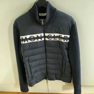 Moncler cardigan  - Säljer en Moncler cardigan som är i ett väldigt bra skick! Storlek L men sitter mindre! Kvitto finns!  Hör gärna av dig om du har frågor!