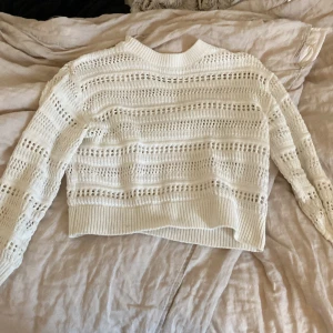 Stickad tröja - En vit stickad tröja från h&m. storlek: 158/164 Den är i bra skick men använd några gånger. Den är lite kort som en magtröja