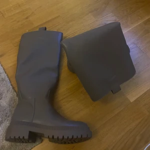 Oanvända boots - Helt oanvända beige/gråa boots i storlek 38
