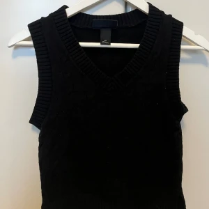 Väst - En stickad väst ifrån Monki! Helt oanvänd. Nypris 200kr