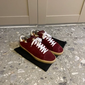 Saint Laurent sneakers  - Tjena jag säljer ett par sälsynta saint Laurent sneakers i mycket fint skick. Ny pris 7000 sek.Storlek 43 men de är stora i storleken så pass typ en 44a. Dustbag och orginal snören i färgen röd ingår i köpet. Salt randen går att få bort enkelt 