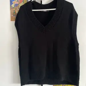 svart oversized sweater west från bikbok, säljer då den inte är min stil💕 