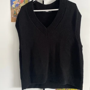 svart sweater vest  - svart oversized sweater west från bikbok, säljer då den inte är min stil💕 