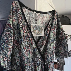 House of Dagmar Lilly dress 821 - Säljer denna fina klänningen då den inte kommer till användning. Den är helt oanvänd. Nypris ca 2699kr.