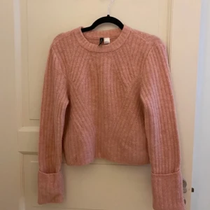Fin stickad rosa tröja! - Aldrig använd! Men jätte fin på sommaren till en kjol eller till ett par jeans!