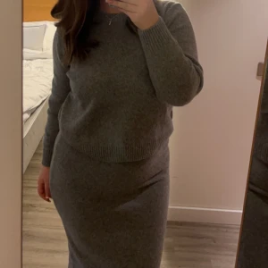 jätteskönt stickat sett!!  - Ett jätteskönt stickat sett, tröja och kjol💓 inte använd så många gånger!!