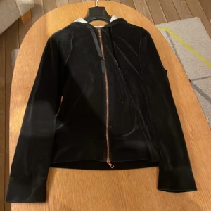 Limitato zip hoodie - Limitato zip hoodie i storlek xl/xxl Nypris 6000kr 