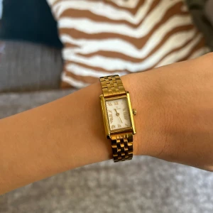 Klocka - Säljer denna klocka från Mockberg. Använd 2 gånger så i princip i nyskick! Bandet kan justeras i butik för att ändra storlek🫶🏻 Pris är diskuterbart vid snabb affär!