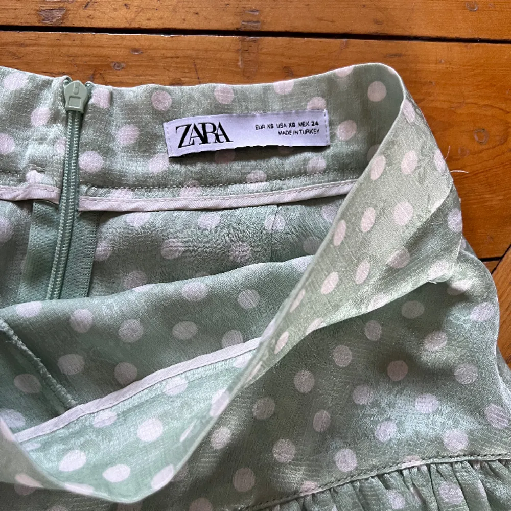 Populär volangkjol från Zara med inbyggda shorts. Kjolar.