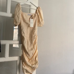 Adoore klänning - Superfin beige adoore klänning, storlek 38. Aldrig använd alla lappar sitter på. Pris går & diskuteras 