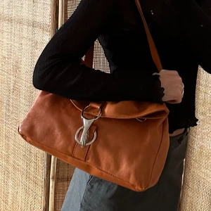 Y2k väska  - Väska i äkta läder från Italien, 2000kr nypris. 