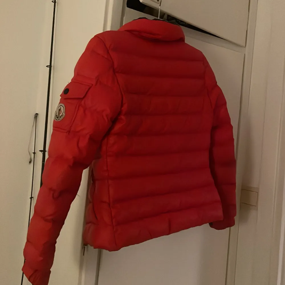 Röd moncler jacka dam Stl 2 Nyskick. Jackor.