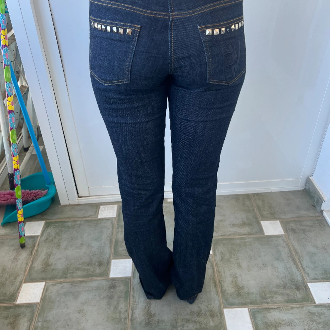 lågmidjade jeans med nitar - 91